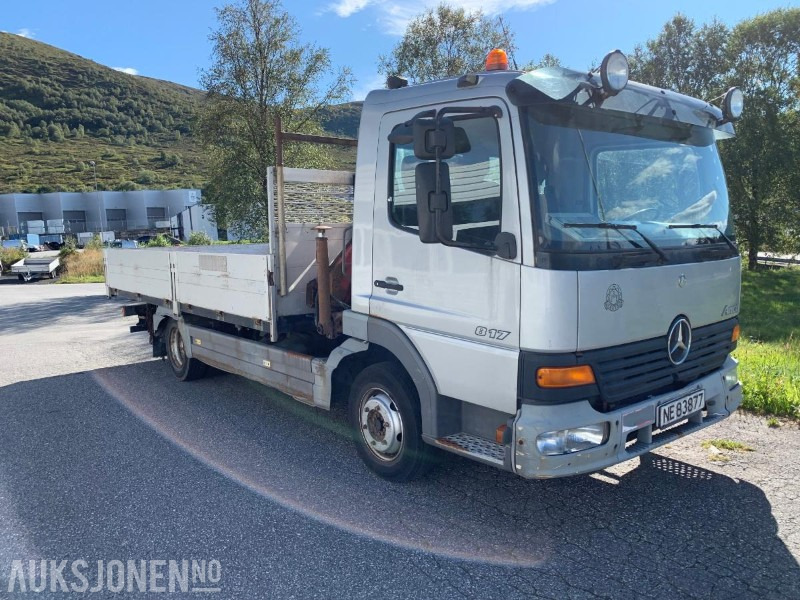 2001 Mercedes-Benz 817L/36AT - 7500 kg - Liten lastebil med kran - Platforminis/ Bortinis sunkvežimis: foto 2 2001 Mercedes-Benz 817L/36AT - 7500 kg - Liten lastebil med kran - Platforminis/ Bortinis sunkvežimis: foto 2