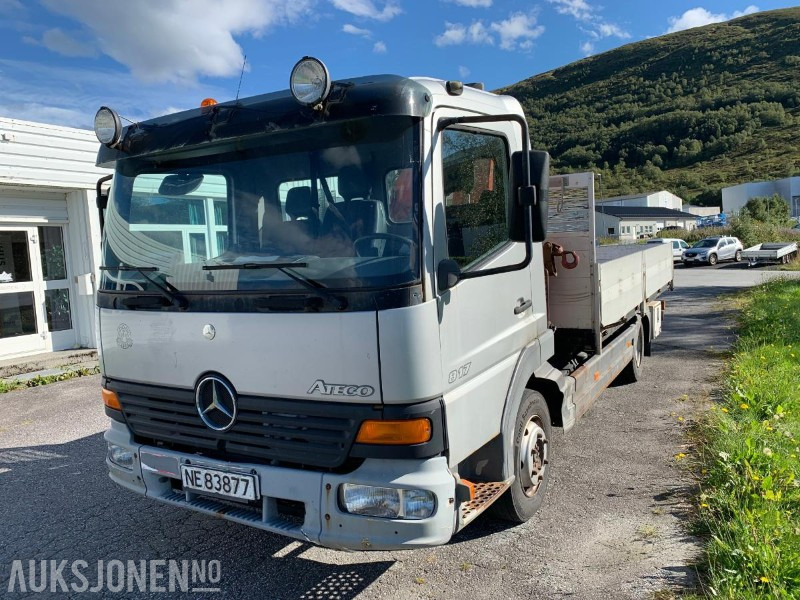2001 Mercedes-Benz 817L/36AT - 7500 kg - Liten lastebil med kran - Platforminis/ Bortinis sunkvežimis: foto 1 2001 Mercedes-Benz 817L/36AT - 7500 kg - Liten lastebil med kran - Platforminis/ Bortinis sunkvežimis: foto 1