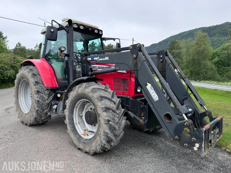 2004 Massey Ferguson 6480 Dynashift - Frontlaster med hydraulisk redskapslås - Fronthydraulikk - 40 km - Fjærende hytte - tredje funksjon - Traktorius: foto 3 2004 Massey Ferguson 6480 Dynashift - Frontlaster med hydraulisk redskapslås - Fronthydraulikk - 40 km - Fjærende hytte - tredje funksjon - Traktorius: foto 3