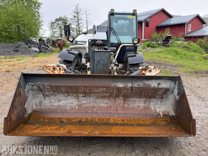 2005 Bobcat T35120SL Teleskoptruck / Teleskoplaster - 4x4x4 - avvatringssylinder - Støttelabber - Hydraulisk redskapslås - Jibb - Skuffe - 2 stk pallegafler - Teleskopinis krautuvas: foto 2 2005 Bobcat T35120SL Teleskoptruck / Teleskoplaster - 4x4x4 - avvatringssylinder - Støttelabber - Hydraulisk redskapslås - Jibb - Skuffe - 2 stk pallegafler - Teleskopinis krautuvas: foto 2