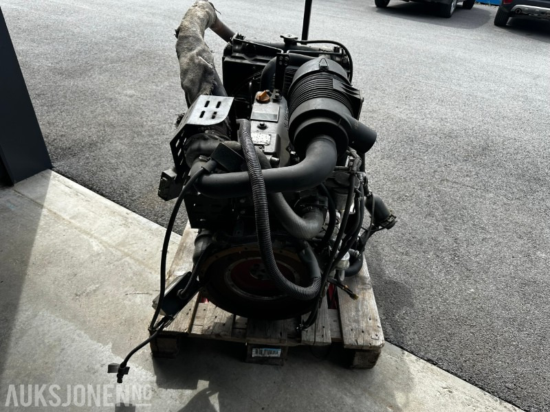 2010 Yanmar 4TNV84T-GGEH - Statybinė įranga: foto 3 2010 Yanmar 4TNV84T-GGEH - Statybinė įranga: foto 3
