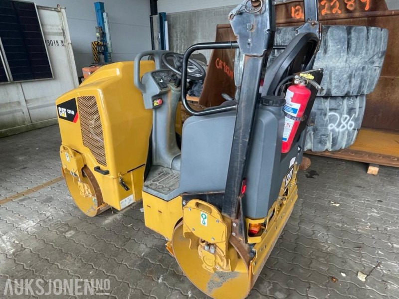 2015 Cat CB14B - 1,5 tonns universalvals med 900 mm (35”) tandemvibrasjonstromler. - Volas: foto 4 2015 Cat CB14B - 1,5 tonns universalvals med 900 mm (35”) tandemvibrasjonstromler. - Volas: foto 4