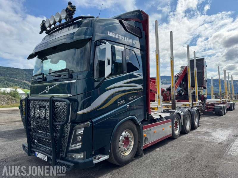 Miškovežis, Sunkvežimis su kranu 2018 Volvo FH16 8X4 komplett tømmerbil med kran og henger.: foto 1