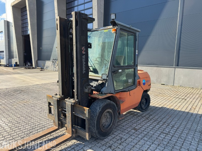2004 Toyota 02-7FD45 gaffeltruck – 4,5 tonn, diesel, hytte - Krovimo technika: foto 2 2004 Toyota 02-7FD45 gaffeltruck – 4,5 tonn, diesel, hytte - Krovimo technika: foto 2