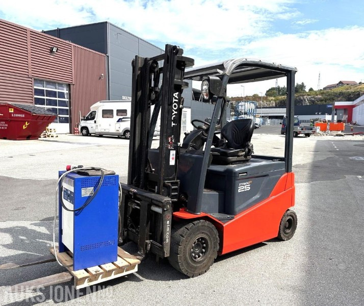 2014 Toyota 8FBMKT25 – 2,5T elektrisk gaffeltruck - Krovimo technika: foto 1 2014 Toyota 8FBMKT25 – 2,5T elektrisk gaffeltruck - Krovimo technika: foto 1