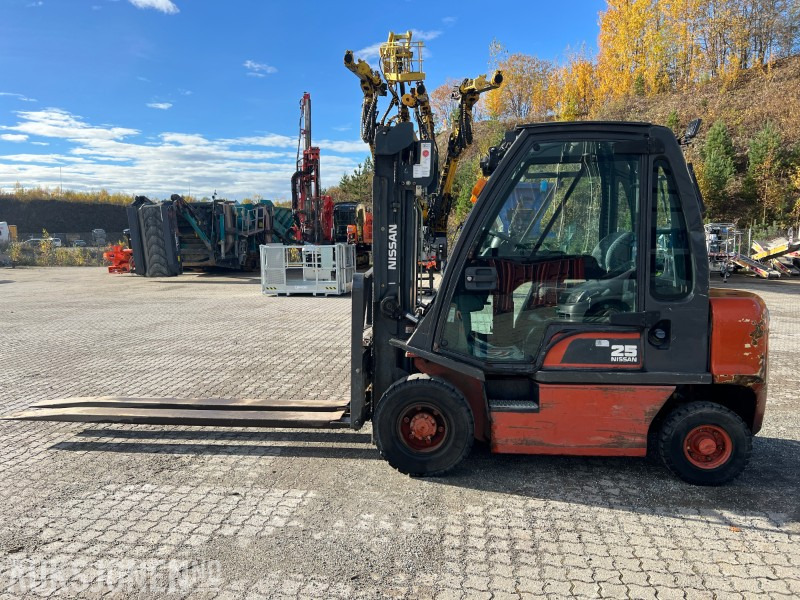 Nissan E25 med 2500kg løfte kapasitet 3,3 m løfte høyde - Krovimo technika: foto 2 Nissan E25 med 2500kg løfte kapasitet 3,3 m løfte høyde - Krovimo technika: foto 2