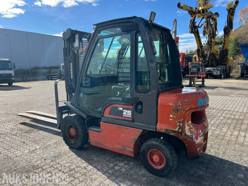 Nissan E25 med 2500kg løfte kapasitet 3,3 m løfte høyde - Krovimo technika: foto 3 Nissan E25 med 2500kg løfte kapasitet 3,3 m løfte høyde - Krovimo technika: foto 3