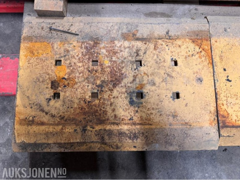 Volvo L110 - Slitestål til skuffe som har stått på Hjullaster - Padargas - Statybinė technika: foto 2 Volvo L110 - Slitestål til skuffe som har stått på Hjullaster - Padargas - Statybinė technika: foto 2