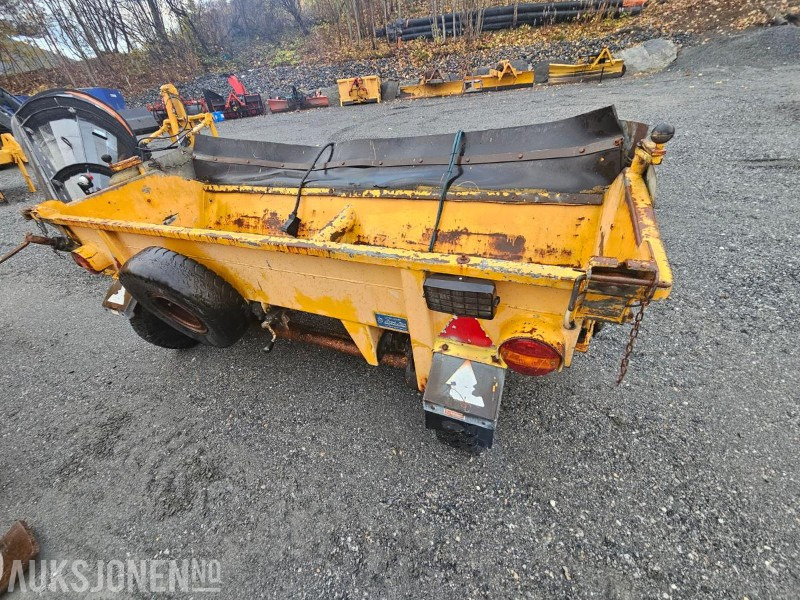 1991 Falköping Sandstrøer / Slepestrøer med hjul - Slepefeste - Type B10LU - 1 m3 - Žemės ūkio technika: foto 2 1991 Falköping Sandstrøer / Slepestrøer med hjul - Slepefeste - Type B10LU - 1 m3 - Žemės ūkio technika: foto 2