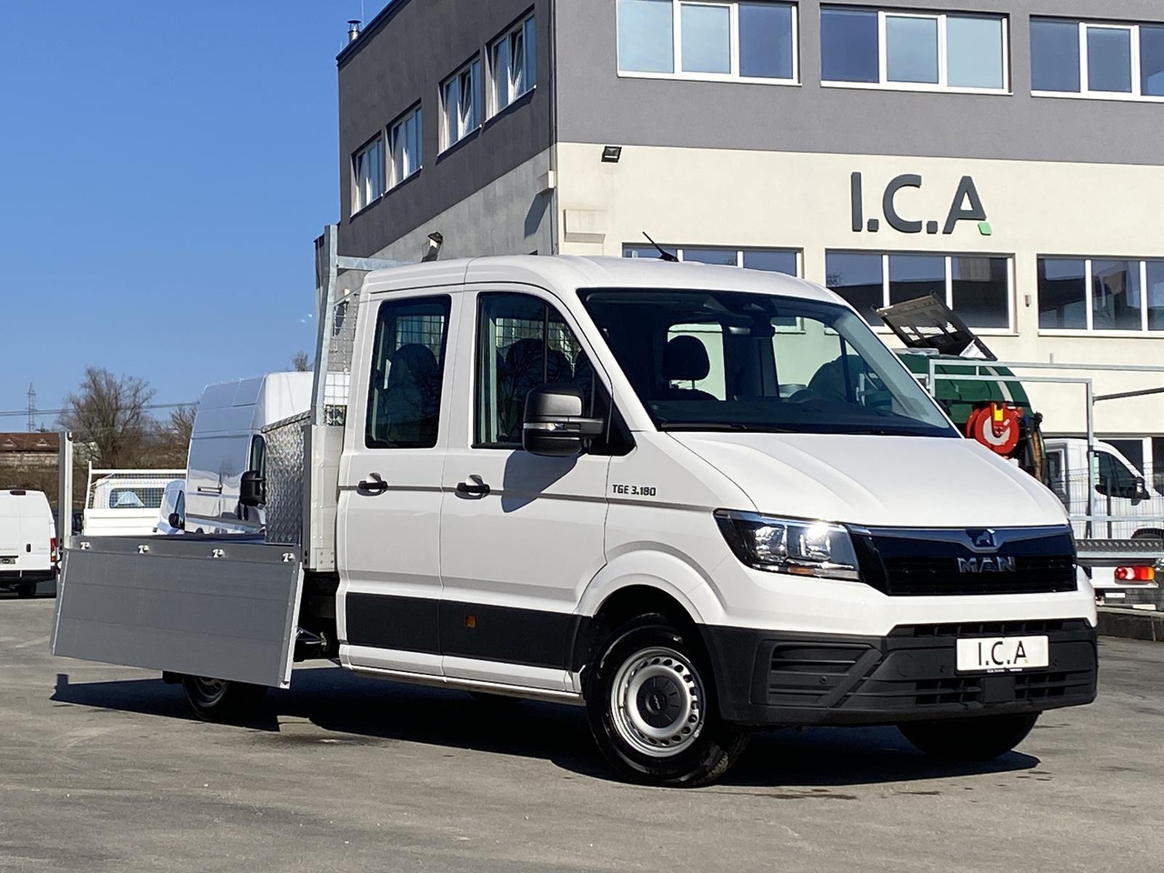 MAN TGE 3.180 DOKA 1+6 3640MM | OFFENE PRITSCHE + ALU KOFFER AUF DER PRITSCHE - Bortinis automobilis: foto 4 MAN TGE 3.180 DOKA 1+6 3640MM | OFFENE PRITSCHE + ALU KOFFER AUF DER PRITSCHE - Bortinis automobilis: foto 4