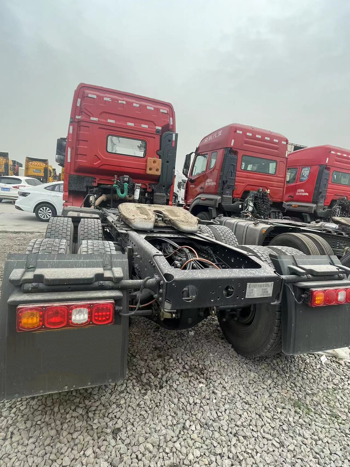 Shacman Slightly Used X3000 X5000 (6*4) Semi Truck Head Tractor Head Tipper Head - Vilkikas: foto 4 Shacman Slightly Used X3000 X5000 (6*4) Semi Truck Head Tractor Head Tipper Head - Vilkikas: foto 4