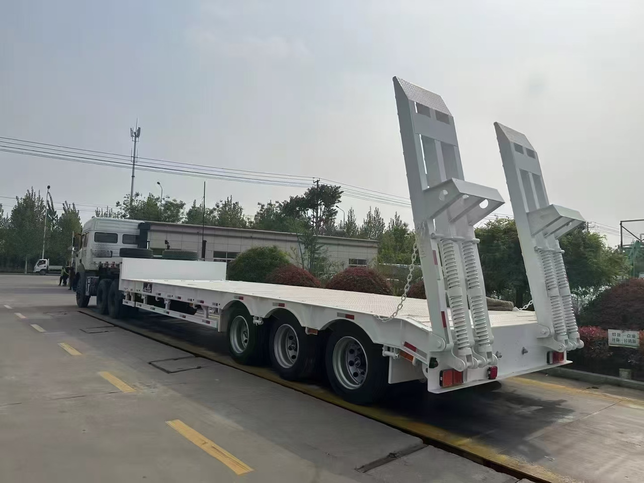 ZHICHENG Semi Flat Bed Low Bed Lowboy bed truck in New or Used Condition and various Size for Sale - Žemo profilio platforma puspriekabė: foto 1 ZHICHENG Semi Flat Bed Low Bed Lowboy bed truck in New or Used Condition and various Size for Sale - Žemo profilio platforma puspriekabė: foto 1