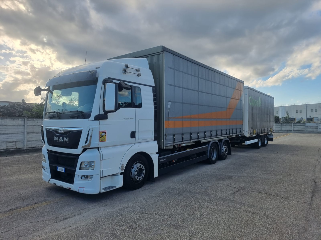 AUTOCARRO PORTACASSE - 2016 - 781000 km MAN TGX 26.440 6x2 - Tentinis sunkvežimis, Tentinė priekaba: foto 2 AUTOCARRO PORTACASSE - 2016 - 781000 km MAN TGX 26.440 6x2 - Tentinis sunkvežimis, Tentinė priekaba: foto 2