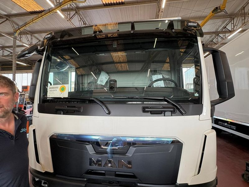 CUBO CON PEDANA 4x2 250hp MAN TGL 12.250 4x2 BL CH - Furgonas sunkvežimis: foto 3 CUBO CON PEDANA 4x2 250hp MAN TGL 12.250 4x2 BL CH - Furgonas sunkvežimis: foto 3
