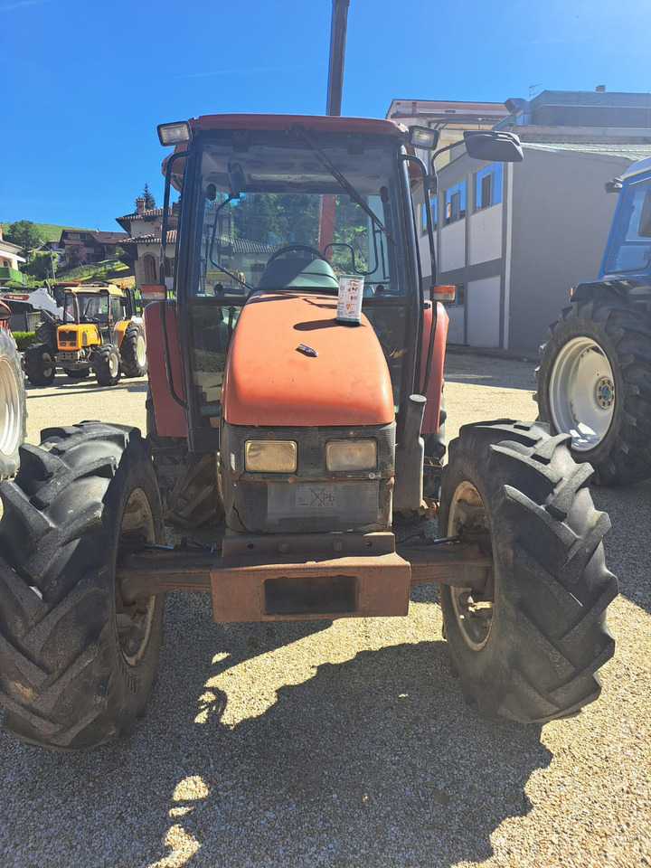 NEW HOLLAND New Holland L85 - Traktorius: foto 3 NEW HOLLAND New Holland L85 - Traktorius: foto 3