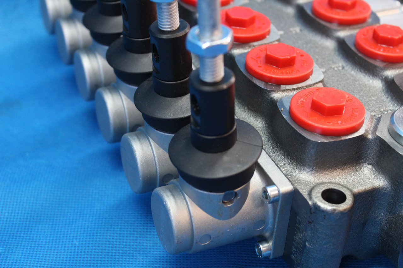 6 Sections Directional Control Valve Galtech Q95 120 l/min 31 GPM Electric solen for HDS-edged and cranes. - Orlaivių pagalbinė antžeminė įranga: foto 2 6 Sections Directional Control Valve Galtech Q95 120 l/min 31 GPM Electric solen for HDS-edged and cranes. - Orlaivių pagalbinė antžeminė įranga: foto 2