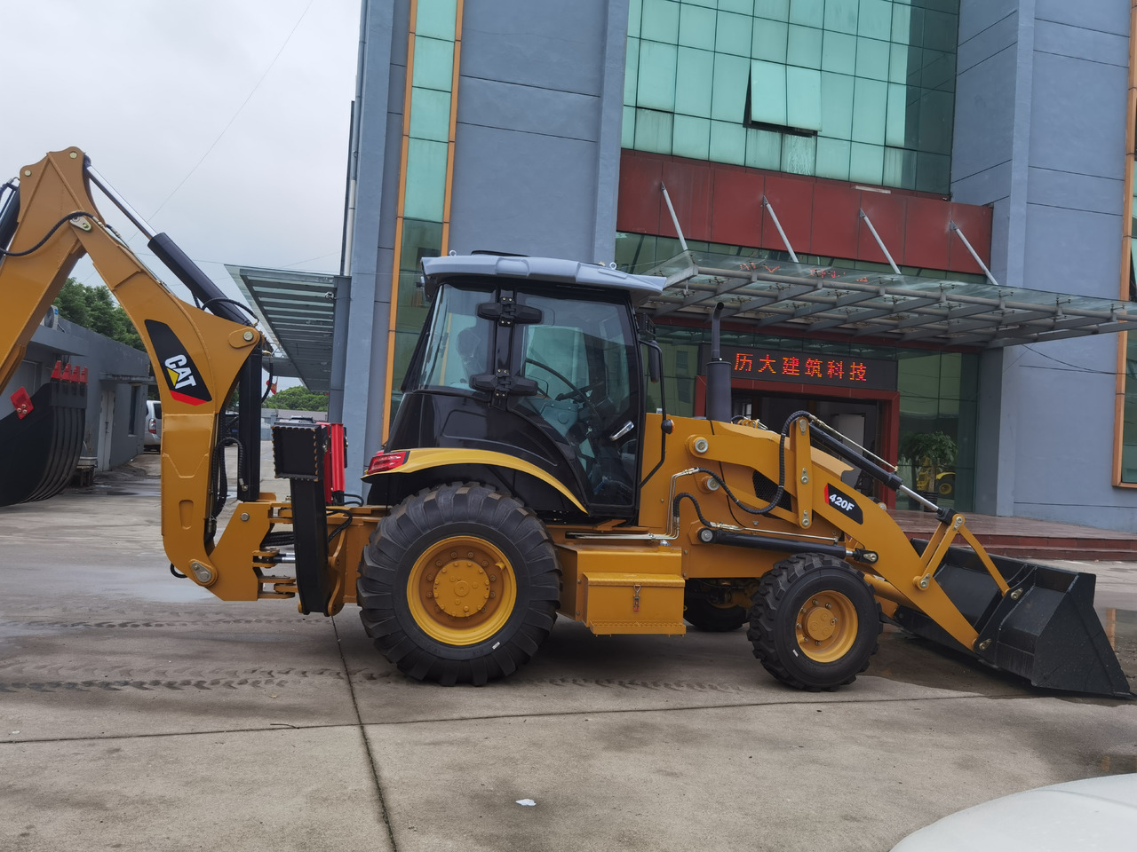 CAT 420F Backhoe Loader - Ekskavatorius-krautuvas: foto 4 CAT 420F Backhoe Loader - Ekskavatorius-krautuvas: foto 4