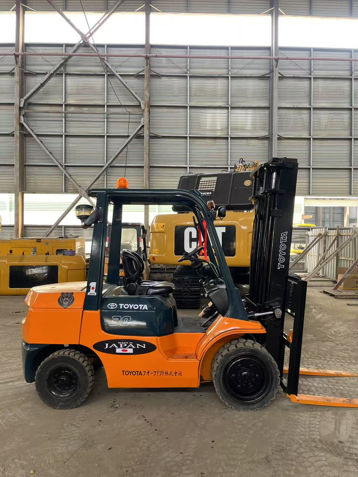 Toyota FD30 Forklift - Dyzelinis krautuvas: foto 3 Toyota FD30 Forklift - Dyzelinis krautuvas: foto 3