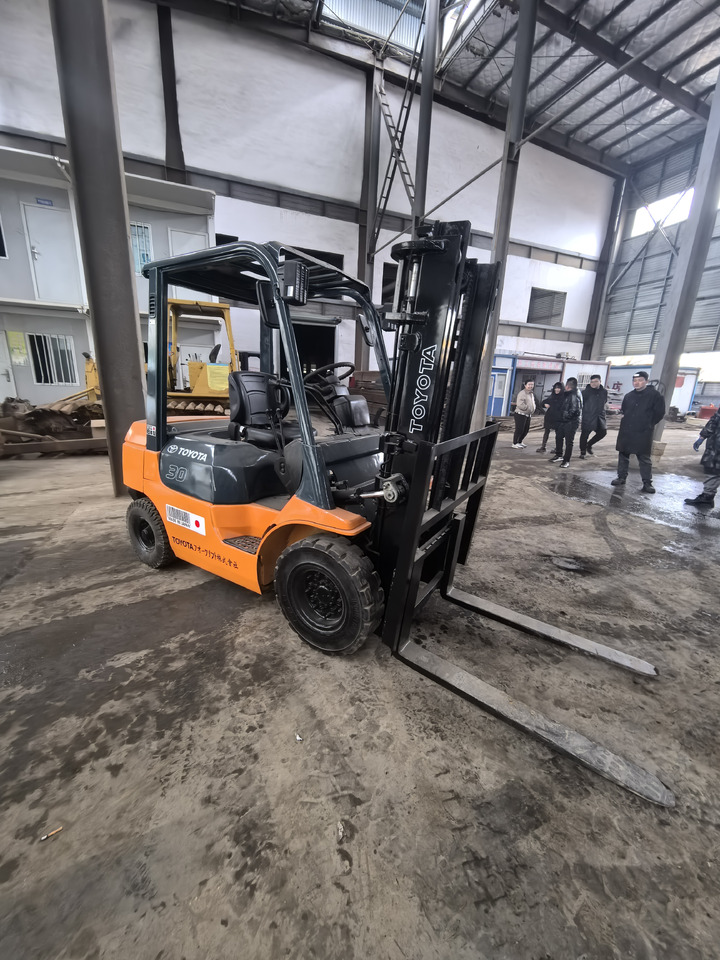 Used Toyota FD30 forklift - Dyzelinis krautuvas: foto 1 Used Toyota FD30 forklift - Dyzelinis krautuvas: foto 1