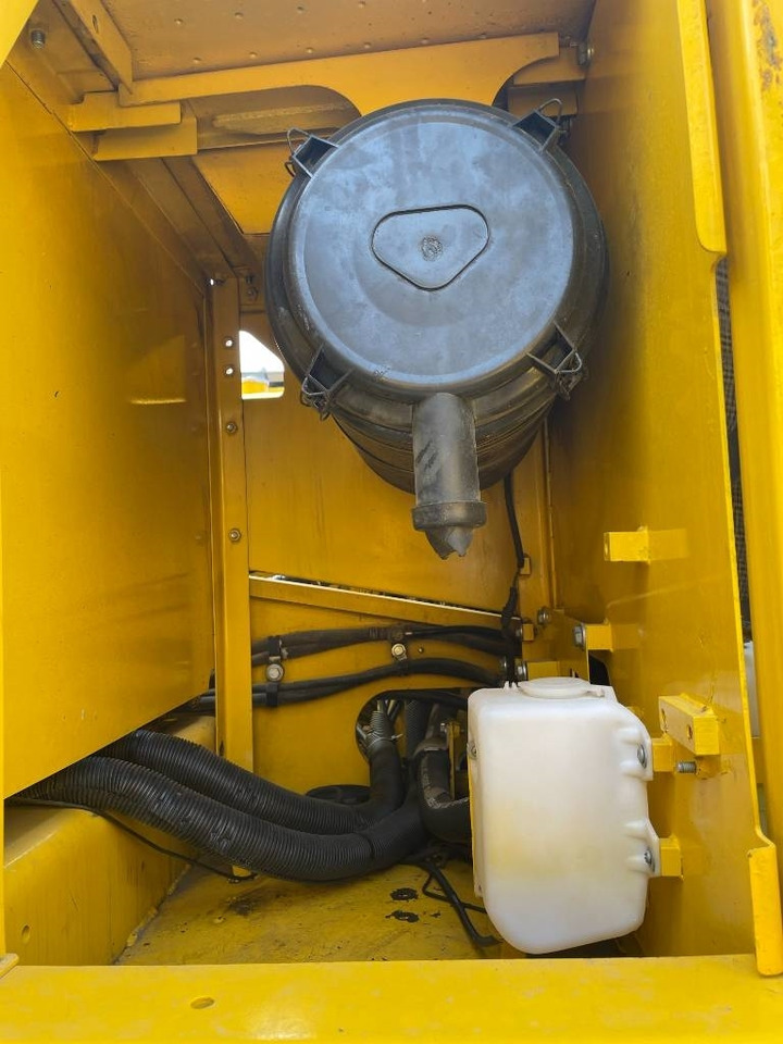 Komatsu PC 200-8 - Vikšrinis ekskavatorius: foto 5 Komatsu PC 200-8 - Vikšrinis ekskavatorius: foto 5