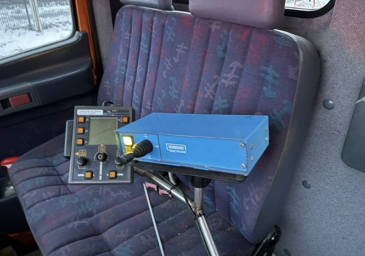 Mercedes-Benz Inny Mercedes-Benz Mercedes Vario 815 Wywrotka 4X4 2004 Pług posypywarka odśnieżarka - Sniego valymo mašina: foto 4 Mercedes-Benz Inny Mercedes-Benz Mercedes Vario 815 Wywrotka 4X4 2004 Pług posypywarka odśnieżarka - Sniego valymo mašina: foto 4