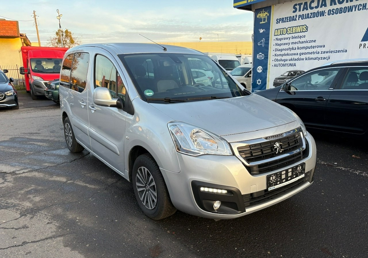 Peugeot Partner II Partner Tepee 1.6 HDI 120KM Family Klimatronik 2xDrzwi 2016 - Universalas: foto 2 Peugeot Partner II Partner Tepee 1.6 HDI 120KM Family Klimatronik 2xDrzwi 2016 - Universalas: foto 2