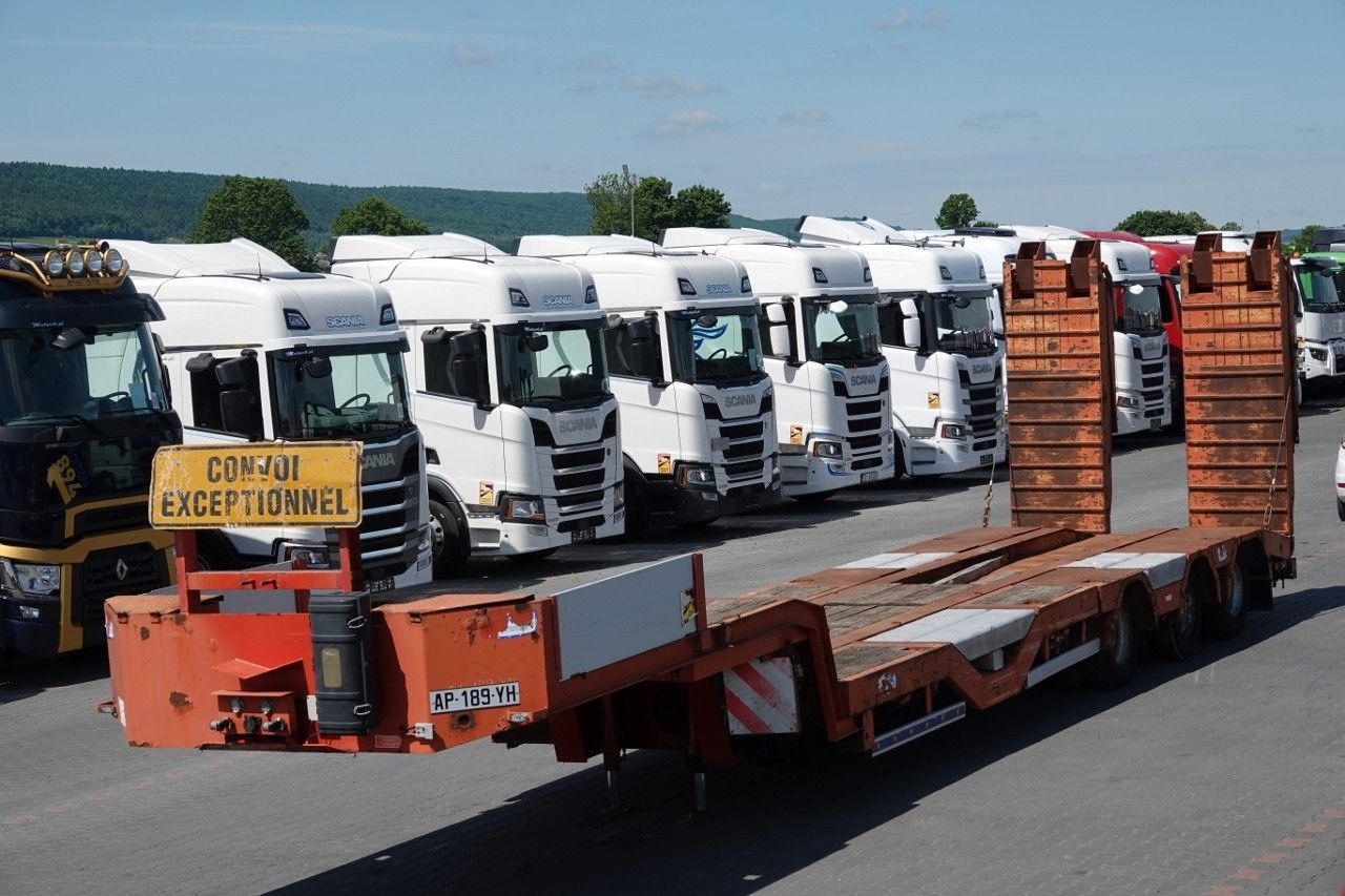 TRAX / NACZEPA LAWETA / NISKOPODWOZIE / NAJAZDY - Žemo profilio platforma puspriekabė: foto 1 TRAX / NACZEPA LAWETA / NISKOPODWOZIE / NAJAZDY - Žemo profilio platforma puspriekabė: foto 1