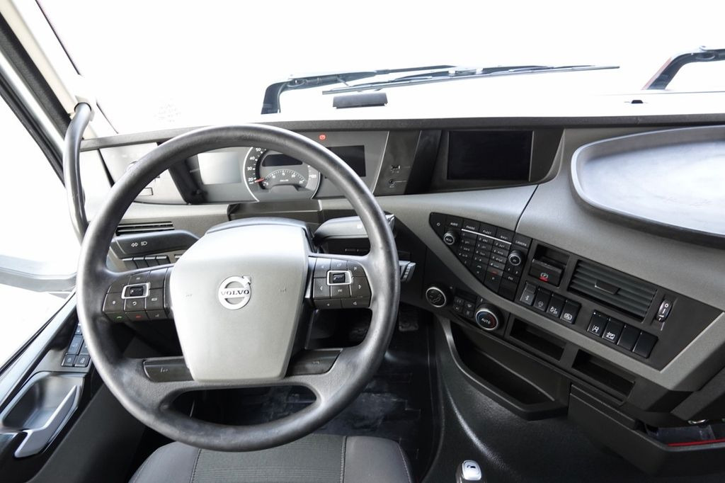 Interior photo 1: Vilkikas Volvo FH 460 / NISKA KABINA / 2018 YEAR / SPROWADZONY Volvo FH 460 / NISKA KABINA / 2018 YEAR / SPROWADZONY