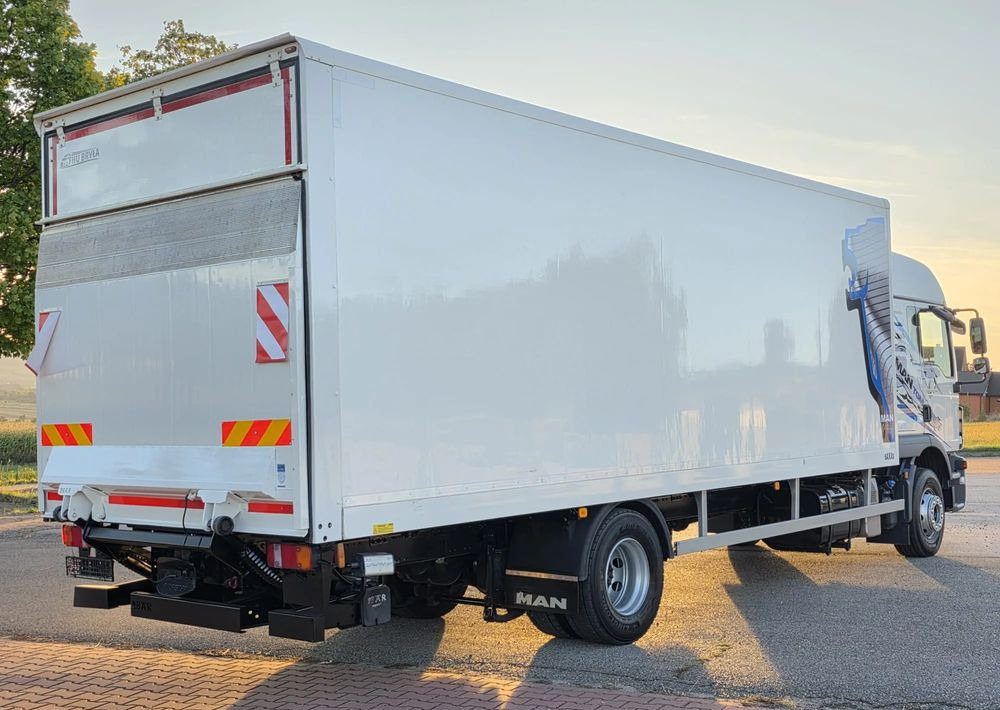 MAN TGM 15.290 / TGL / KONTENER / IZOTERMA / WINDA / KLIMA POSTOJOWA / 2019R / EURO 6 / PEŁEN SERWIS / 8200KG ŁADOWNOŚĆ / SPROWADZONY / ZADBANY / JAK NOWY / KSIĄŻKA SERWISOWA / E6 / 18 PALET - Furgonas sunkvežimis: foto 3 MAN TGM 15.290 / TGL / KONTENER / IZOTERMA / WINDA / KLIMA POSTOJOWA / 2019R / EURO 6 / PEŁEN SERWIS / 8200KG ŁADOWNOŚĆ / SPROWADZONY / ZADBANY / JAK NOWY / KSIĄŻKA SERWISOWA / E6 / 18 PALET - Furgonas sunkvežimis: foto 3