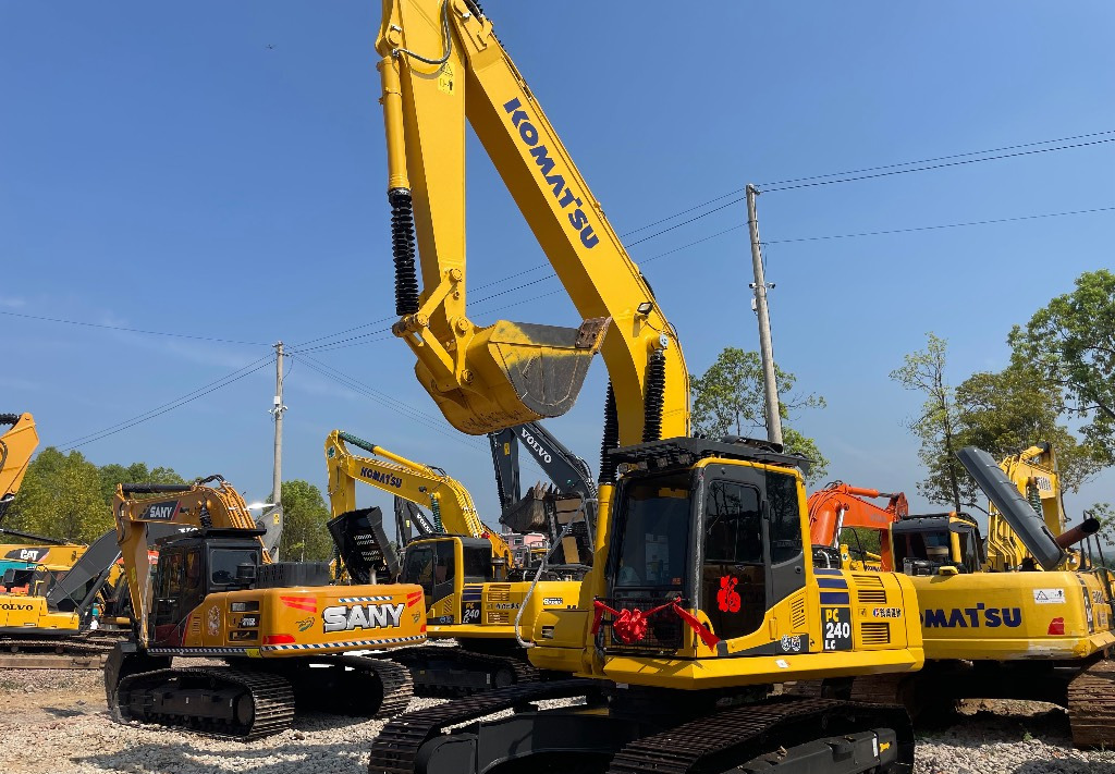 Komatsu PC 240 PC220 PC240-8 - Vikšrinis ekskavatorius: foto 3 Komatsu PC 240 PC220 PC240-8 - Vikšrinis ekskavatorius: foto 3