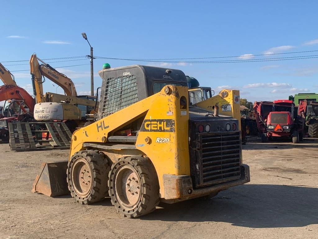 Gehl R 220  - Mini krautuvas: foto 3 Gehl R 220  - Mini krautuvas: foto 3