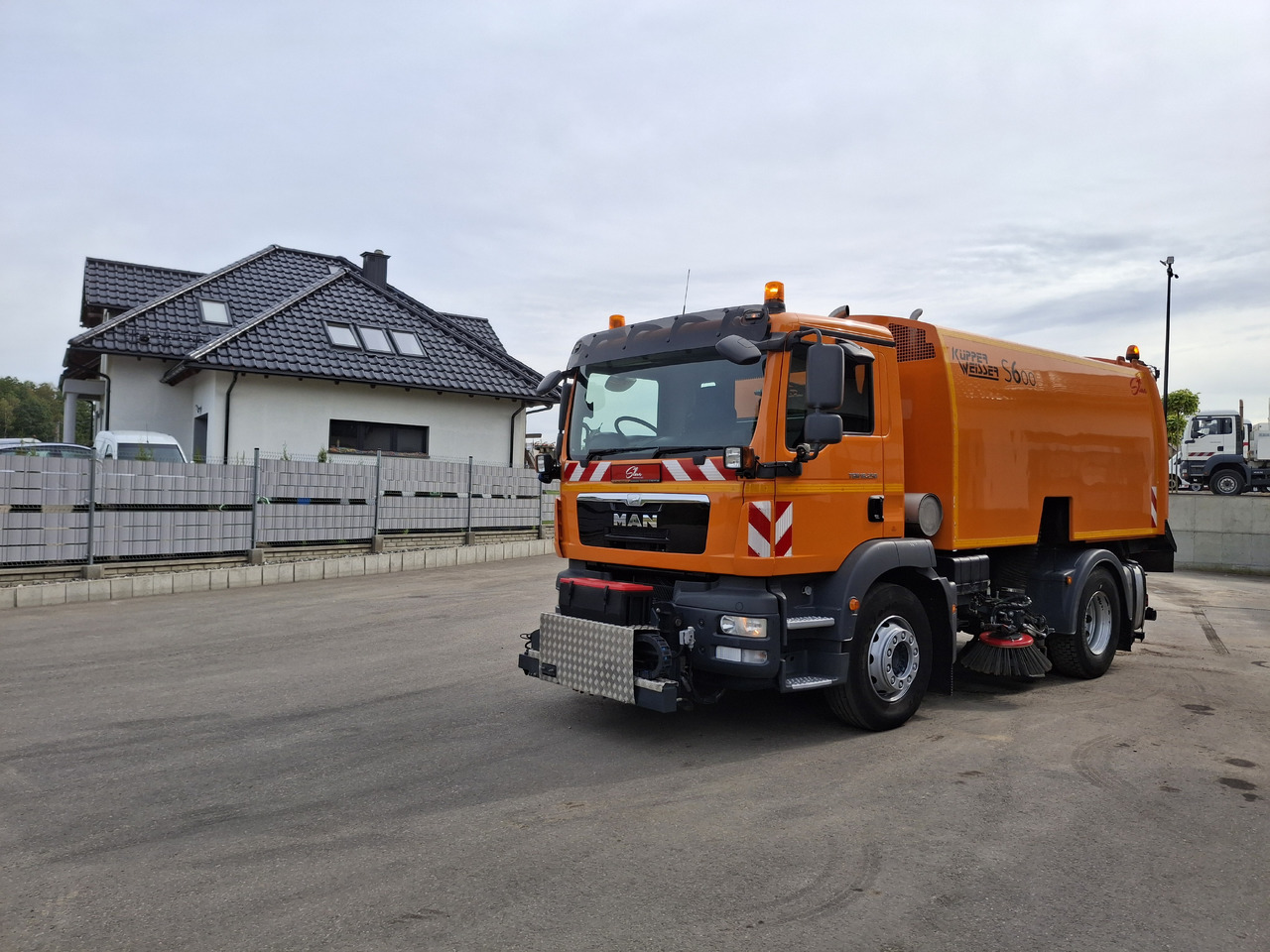 MAN TGM 18.250 Zamiatarka Kupper Weisser BROCK 2 Motoren Szczotki L/R PM10 Odchwaszczarka - Gatvių šlavimo mašina: foto 3 MAN TGM 18.250 Zamiatarka Kupper Weisser BROCK 2 Motoren Szczotki L/R PM10 Odchwaszczarka - Gatvių šlavimo mašina: foto 3