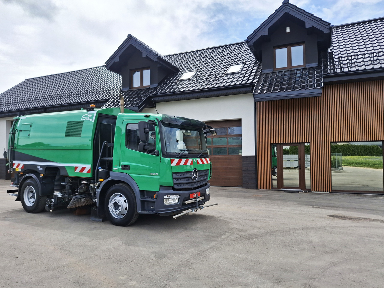 MERCEDES-BENZ Atego 1523 Zamiatarka Kehrmaschine Schmidt SK600 Karcher 2 Motoren Euro 6 PM10 Rura Do Liści - Gatvių šlavimo mašina: foto 1 MERCEDES-BENZ Atego 1523 Zamiatarka Kehrmaschine Schmidt SK600 Karcher 2 Motoren Euro 6 PM10 Rura Do Liści - Gatvių šlavimo mašina: foto 1