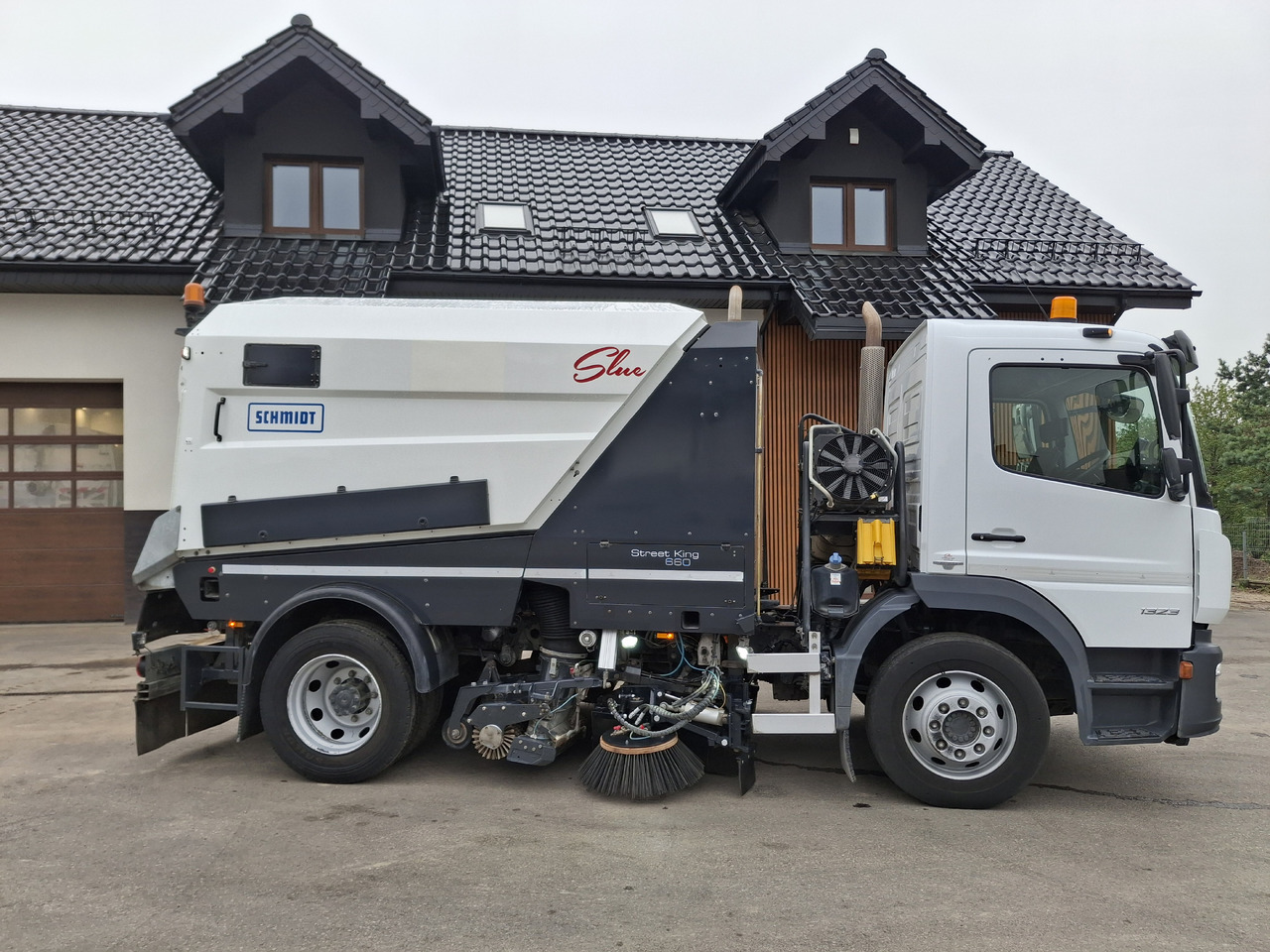 MERCEDES-BENZ Atego 1523 Zamiatarka Kehrmaschine Schmidt Street King 660 Euro 6 PM10 2 Motoren Szczotki L/R 2016r - Gatvių šlavimo mašina: foto 5 MERCEDES-BENZ Atego 1523 Zamiatarka Kehrmaschine Schmidt Street King 660 Euro 6 PM10 2 Motoren Szczotki L/R 2016r - Gatvių šlavimo mašina: foto 5