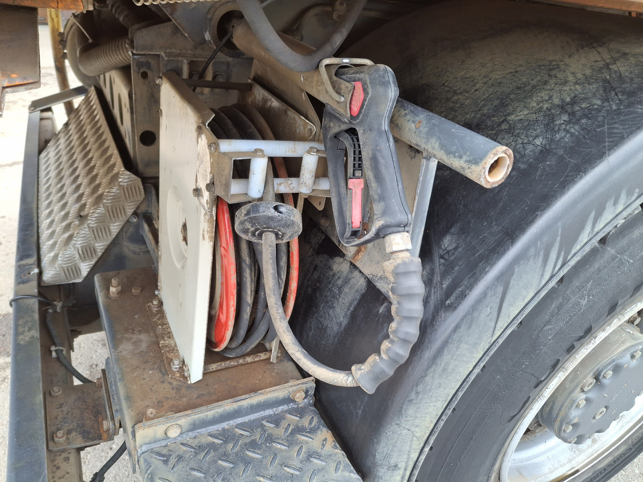 Mercedes-Benz Axor 1823 Schienenreinigungs RAIL Kehrmaschine - Gatvių šlavimo mašina: foto 5 Mercedes-Benz Axor 1823 Schienenreinigungs RAIL Kehrmaschine - Gatvių šlavimo mašina: foto 5