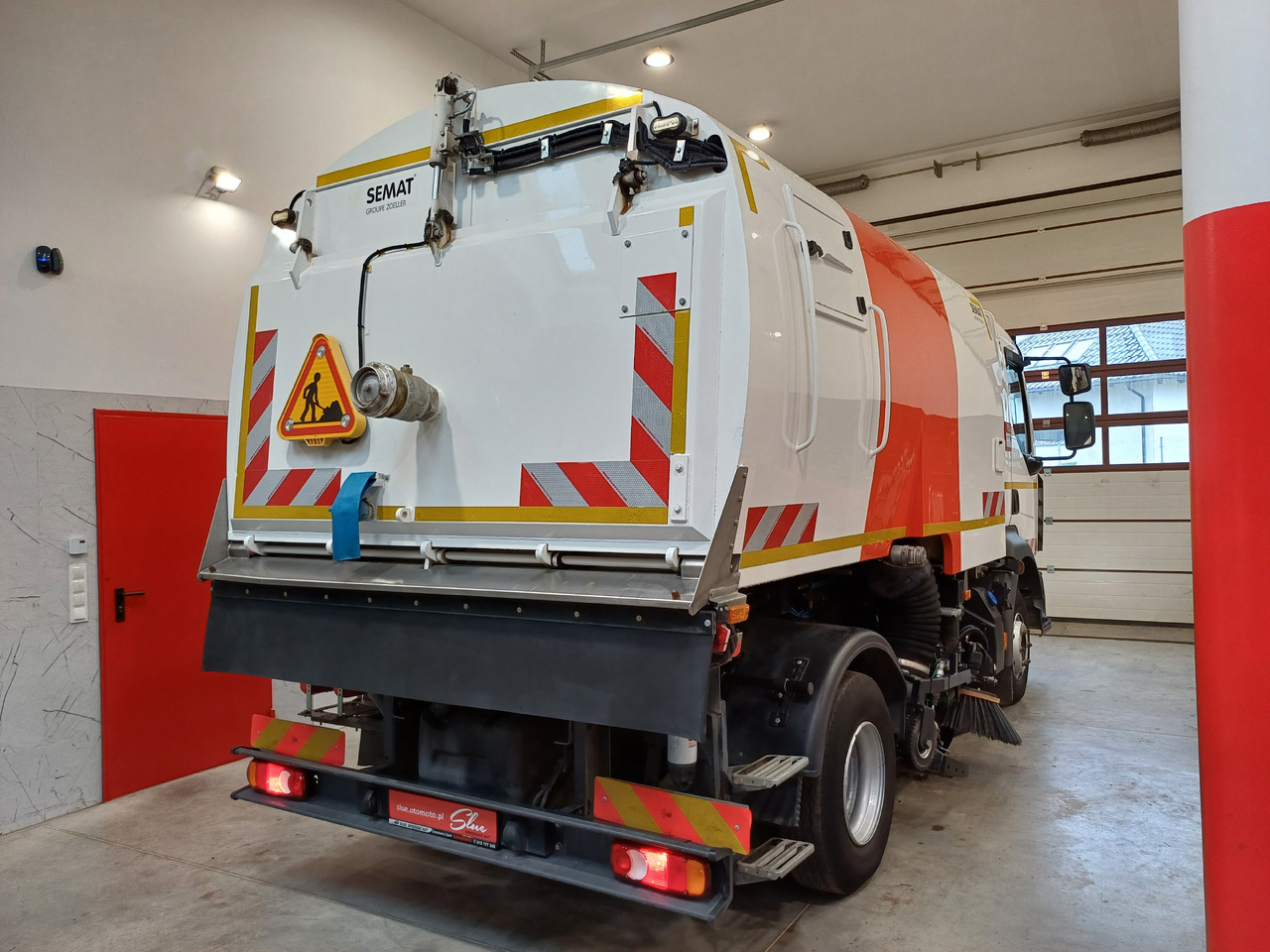 RENAULT D12 Zamiatarka Kehrmaschine 2 Motoren SEMAT Zoeller Szczotki L/R Euro 6 PM10 2017r - Gatvių šlavimo mašina: foto 4 RENAULT D12 Zamiatarka Kehrmaschine 2 Motoren SEMAT Zoeller Szczotki L/R Euro 6 PM10 2017r - Gatvių šlavimo mašina: foto 4