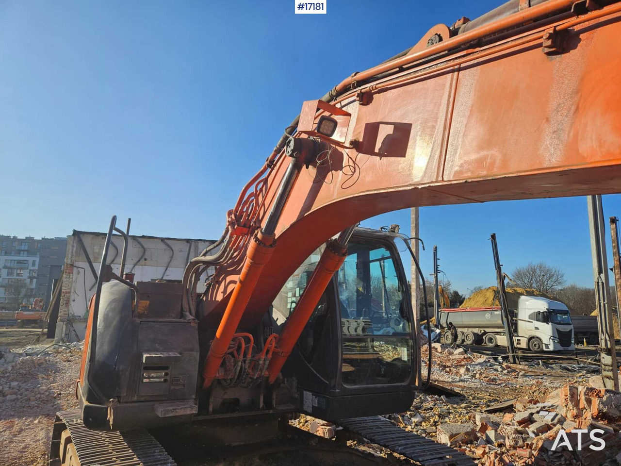 Hydraulic excavator Hitachi ZX225 LC (2013) - Vikšrinis ekskavatorius: foto 4 Hydraulic excavator Hitachi ZX225 LC (2013) - Vikšrinis ekskavatorius: foto 4