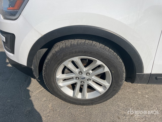 2015 Ford Explorer 4WD SUV - Visureigis: foto 4 2015 Ford Explorer 4WD SUV - Visureigis: foto 4