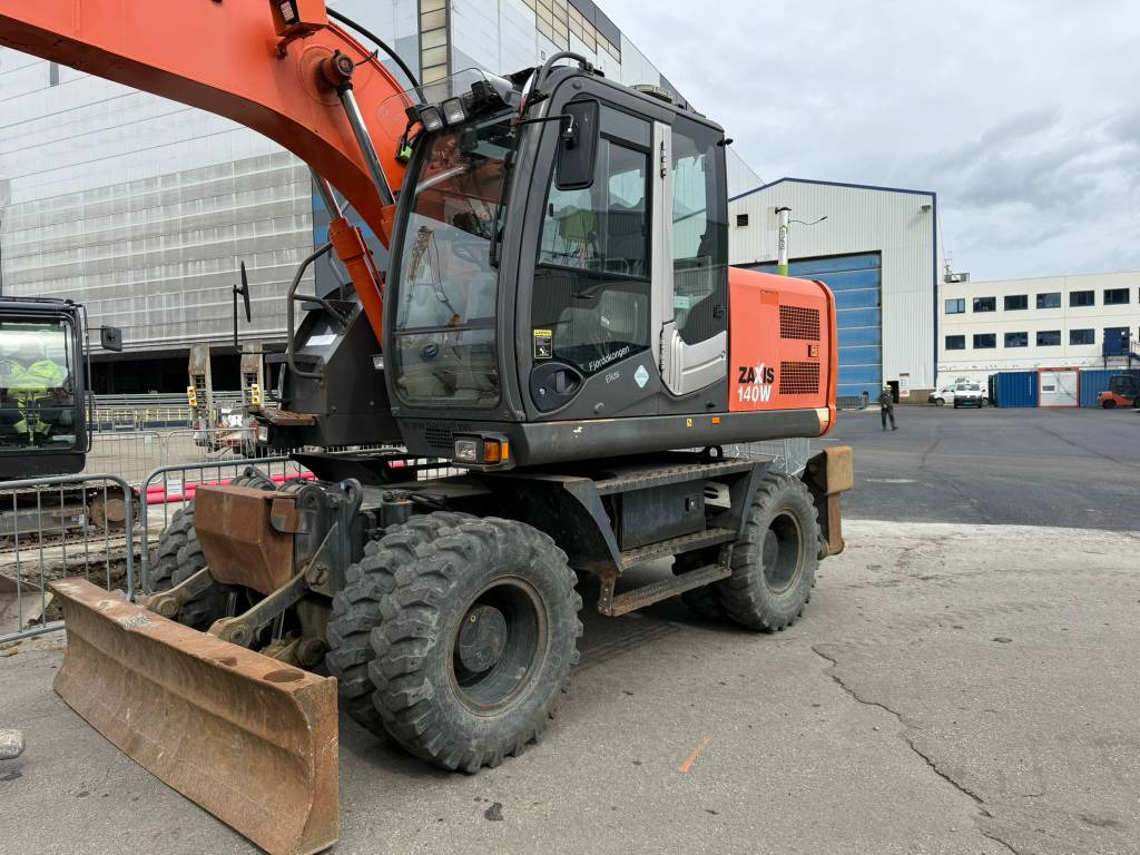 Hitachi ZX 140 W-3 - Ratinis ekskavatorius: foto 3 Hitachi ZX 140 W-3 - Ratinis ekskavatorius: foto 3