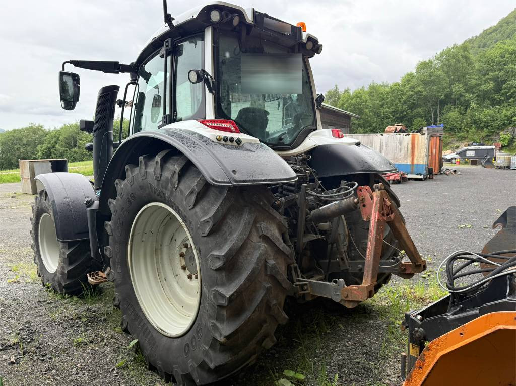 Valtra N 174 med frontlaster - Traktorius: foto 5 Valtra N 174 med frontlaster - Traktorius: foto 5