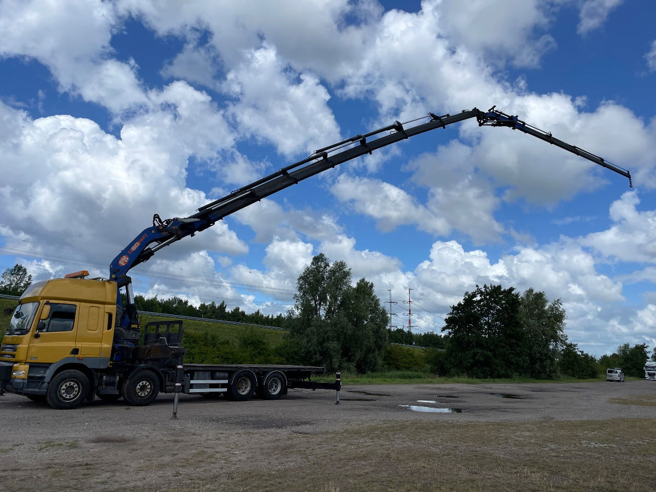 DAF CF 85.410 PM 80 crane laadkraan met jib en frontstempels - Sunkvežimis su kranu: foto 2 DAF CF 85.410 PM 80 crane laadkraan met jib en frontstempels - Sunkvežimis su kranu: foto 2