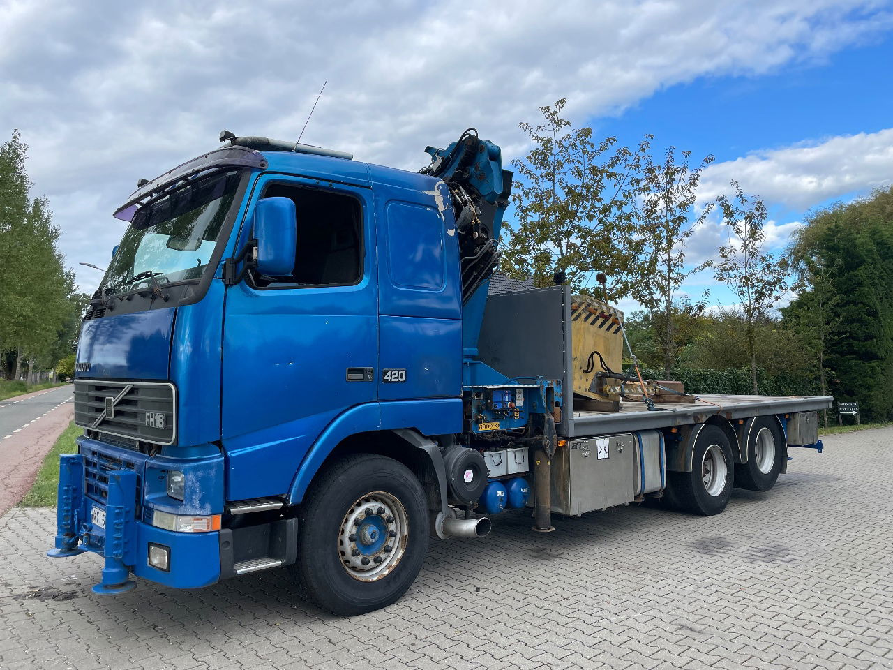 Volvo FH 16 FH16 420 with HMF 2820 crane with jib and front stamps Very Good Condition - Sunkvežimis su kranu: foto 1 Volvo FH 16 FH16 420 with HMF 2820 crane with jib and front stamps Very Good Condition - Sunkvežimis su kranu: foto 1
