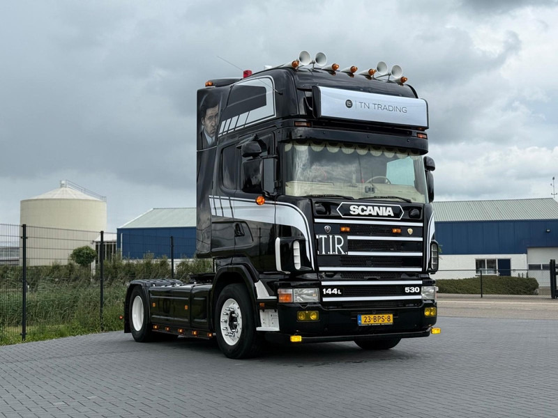 Scania R 144 530 SHOW TRUCK, INTERIEUR, OPEN UITLAAT, HOBBY, TOP. - Vilkikas: foto 1 Scania R 144 530 SHOW TRUCK, INTERIEUR, OPEN UITLAAT, HOBBY, TOP. - Vilkikas: foto 1