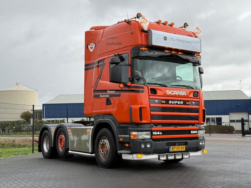 Scania R 164 GA 6X2/4 NA 580 SHOW TRUCK, GESTUURDE VOORLOPER, COMPLEET, TOP. - Vilkikas: foto 1 Scania R 164 GA 6X2/4 NA 580 SHOW TRUCK, GESTUURDE VOORLOPER, COMPLEET, TOP. - Vilkikas: foto 1