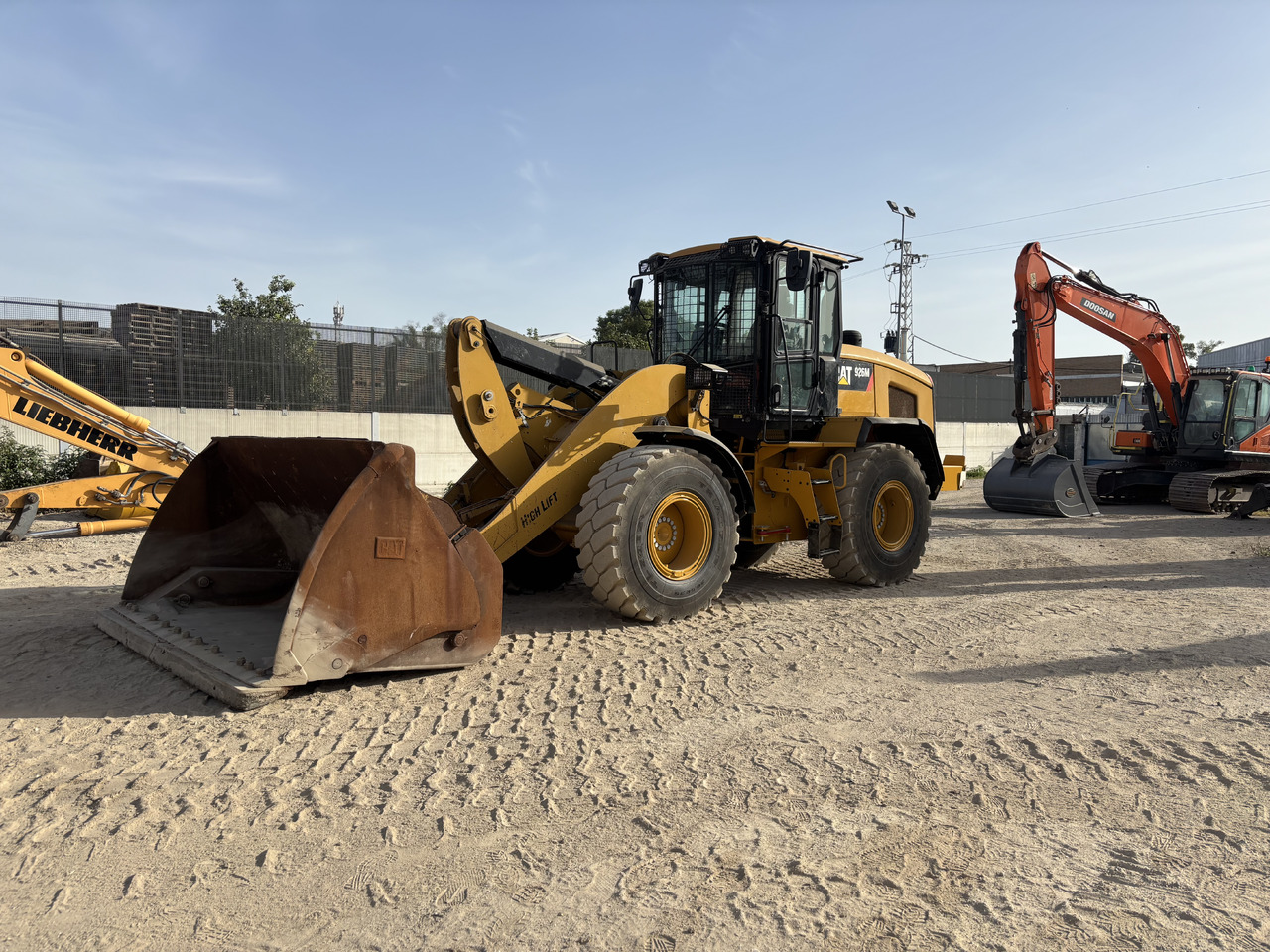 CATERPILLAR 926M - Ratinis krautuvas: foto 1 CATERPILLAR 926M - Ratinis krautuvas: foto 1