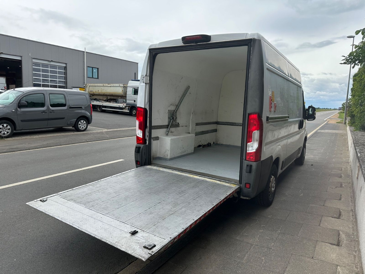 Fiat Ducato130*Automatik*Ladebordwand/LBW 500Kg - Krovininis mikroautobusas: foto 3 Fiat Ducato130*Automatik*Ladebordwand/LBW 500Kg - Krovininis mikroautobusas: foto 3