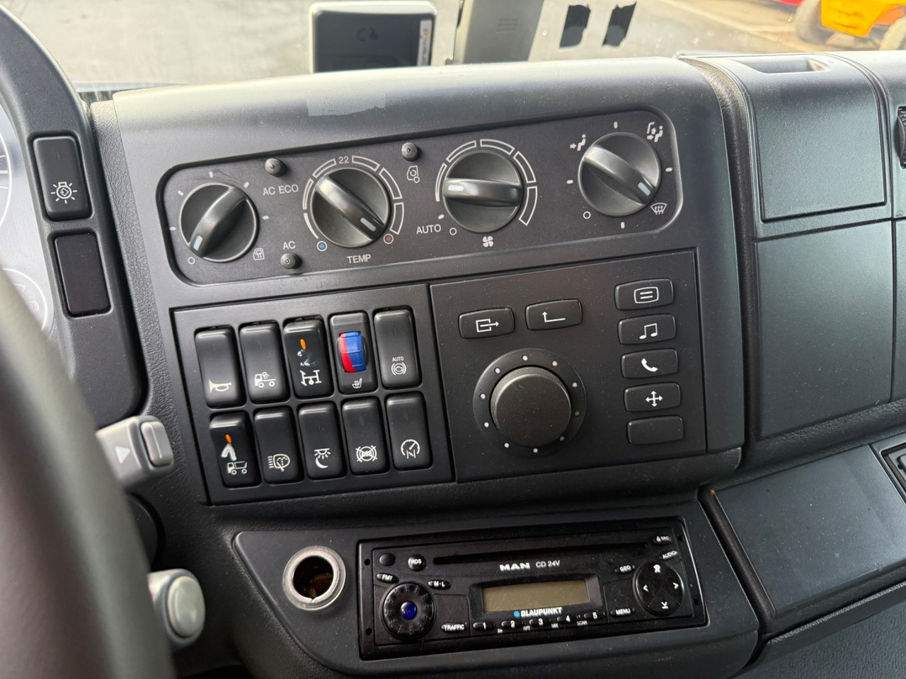 Autovežis sunkvežimis MAN TGL 8.210BL Moetefindt Doppelstock, Klima, Winde: foto 19