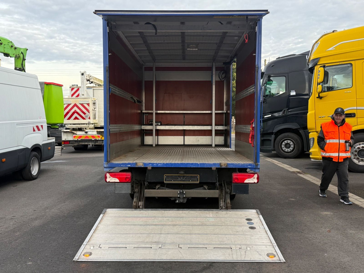 Mercedes-Benz Sprinter II 513 cdi Koffer, Lbw, Ahk, Winde - Furgonas su krovinių dėže: foto 5 Mercedes-Benz Sprinter II 513 cdi Koffer, Lbw, Ahk, Winde - Furgonas su krovinių dėže: foto 5