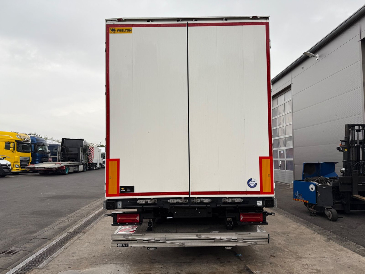 Wielton NSF3DryMaster/Ladebordwand/LBW/Standard/Taillift - Furgonas puspriekabė: foto 3 Wielton NSF3DryMaster/Ladebordwand/LBW/Standard/Taillift - Furgonas puspriekabė: foto 3