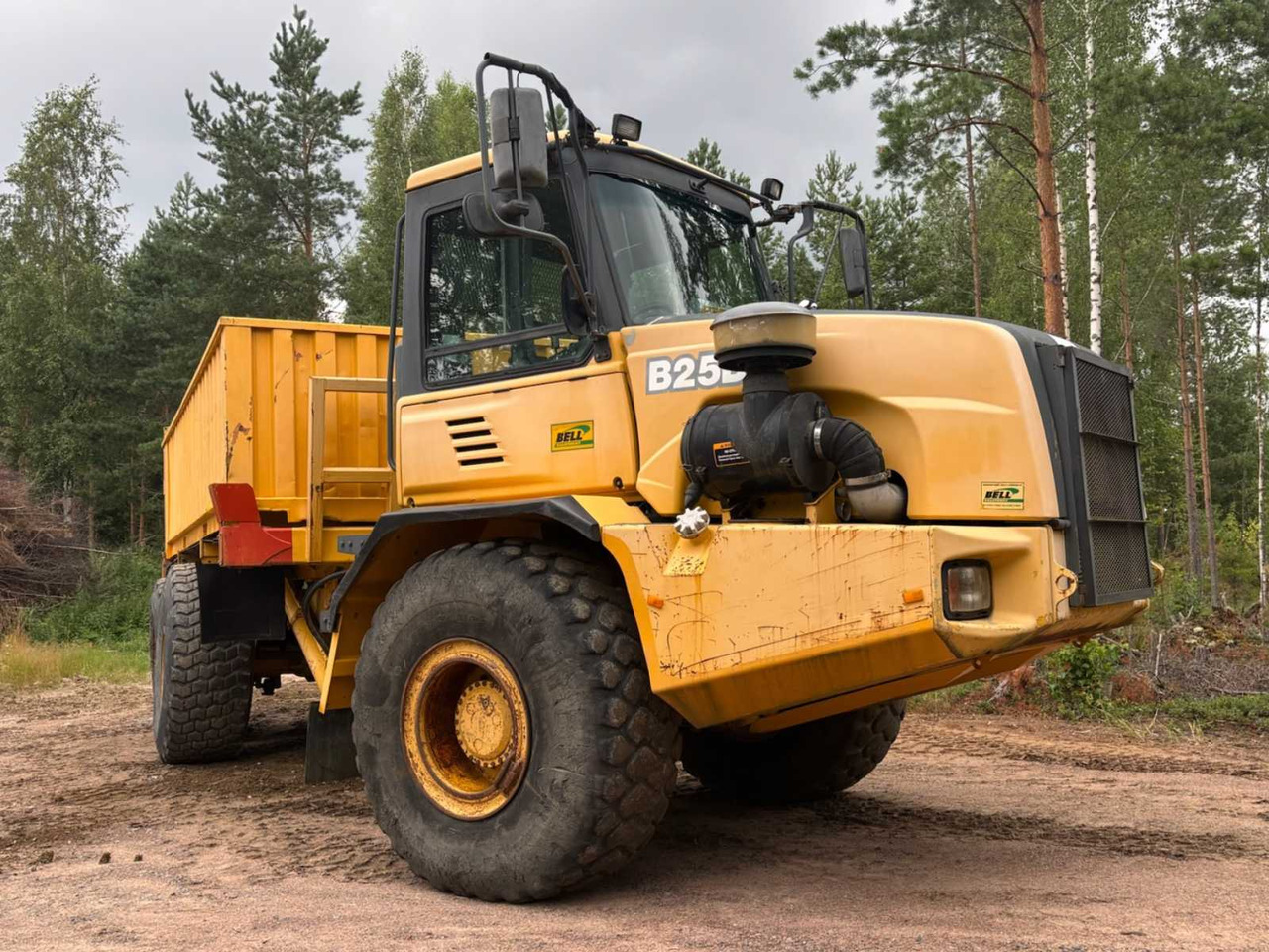 Dump Truck Bell B25D 6x6 - Šarnyrinis savivartis: foto 3 Dump Truck Bell B25D 6x6 - Šarnyrinis savivartis: foto 3